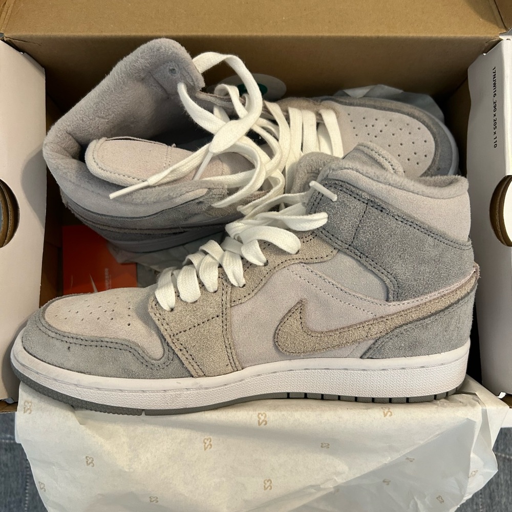 Jordan 1 Mid SE Particle Grey (W) (Size 7.5W) grey